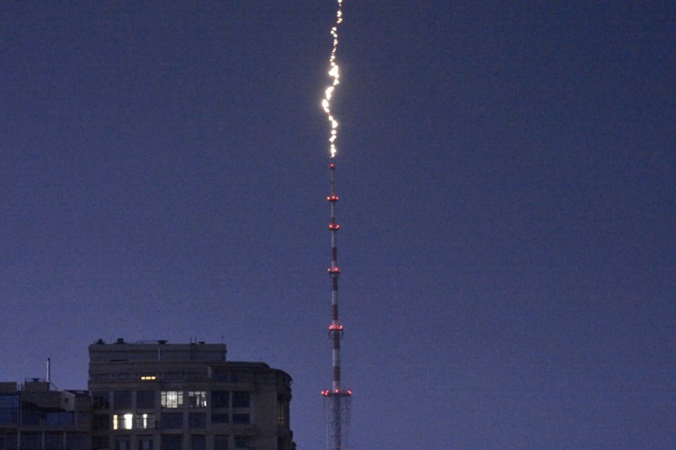 У київську телевежу влучила блискавка. Через грозу були проблеми із супутниковим і цифровим мовленням