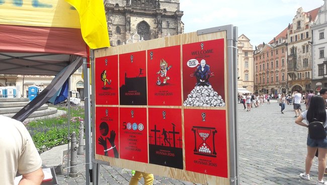 У Празі відкрилася виставка плакатів українського художника Андрія Єрмоленка про бойкот ЧС-2018 та звільнення Олега Сенцова (ФОТО)