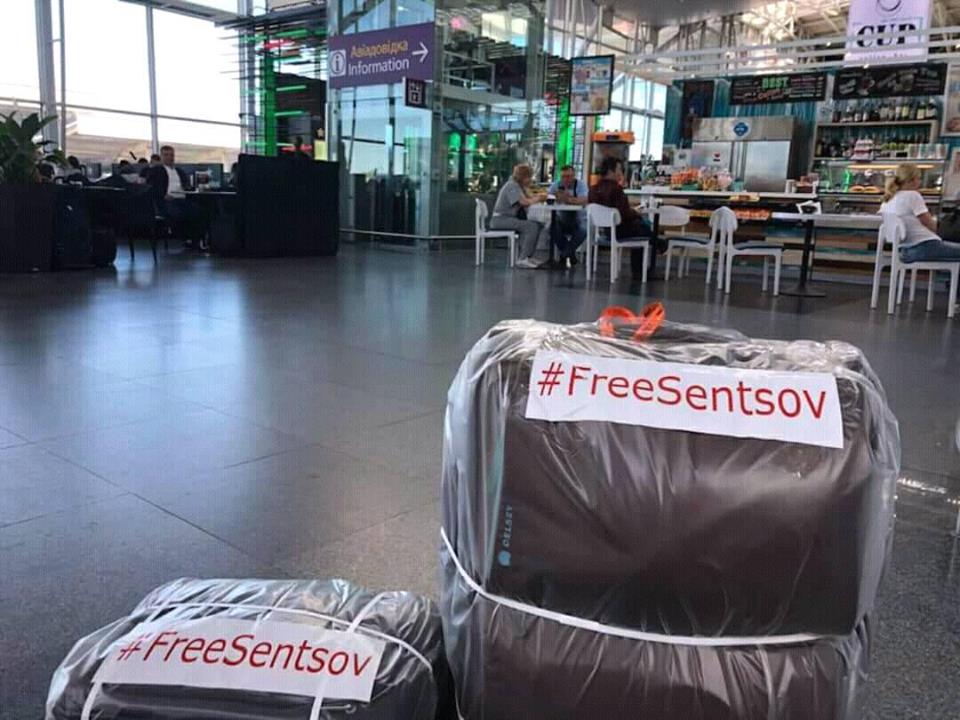 В аеропорту «Бориспіль» при пакуванні багажу безкоштовно видають наклейки «FreeSentsov» - журналіст