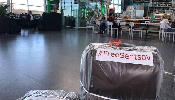 В аеропорту «Бориспіль» при пакуванні багажу безкоштовно видають наклейки «FreeSentsov» - журналіст