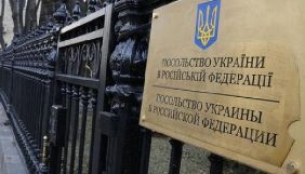 Посольство України в РФ вимагає негайного допуску Денісової до Олега Сенцова