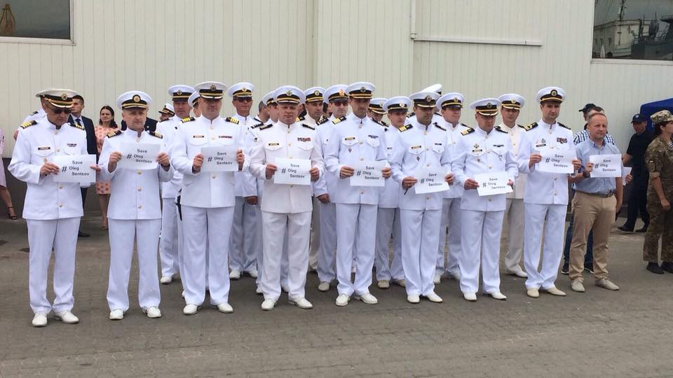 Українські військові моряки приєдналися до акції на підтримку Олега Сенцова