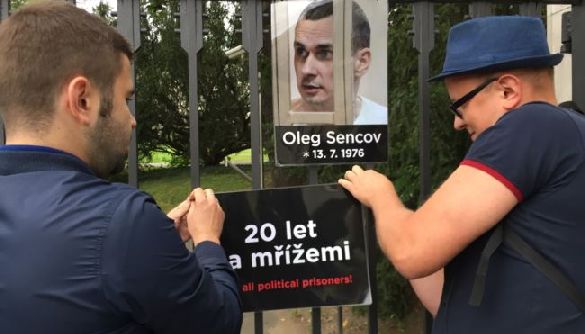 У Празі в День народження Сенцова активісти влаштували акцію під посольством РФ