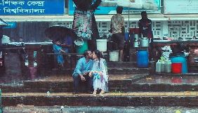 У Бангладеш фотограф втратив роботу та був побитий журналістами за знімок пари, яка цілувалася на вулиці