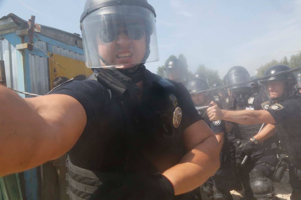 У Києві під час сутичок протестувальників із поліцією на Осокорках постраждав фотограф Єфрем Лукацький (ДОПОВНЕНО)