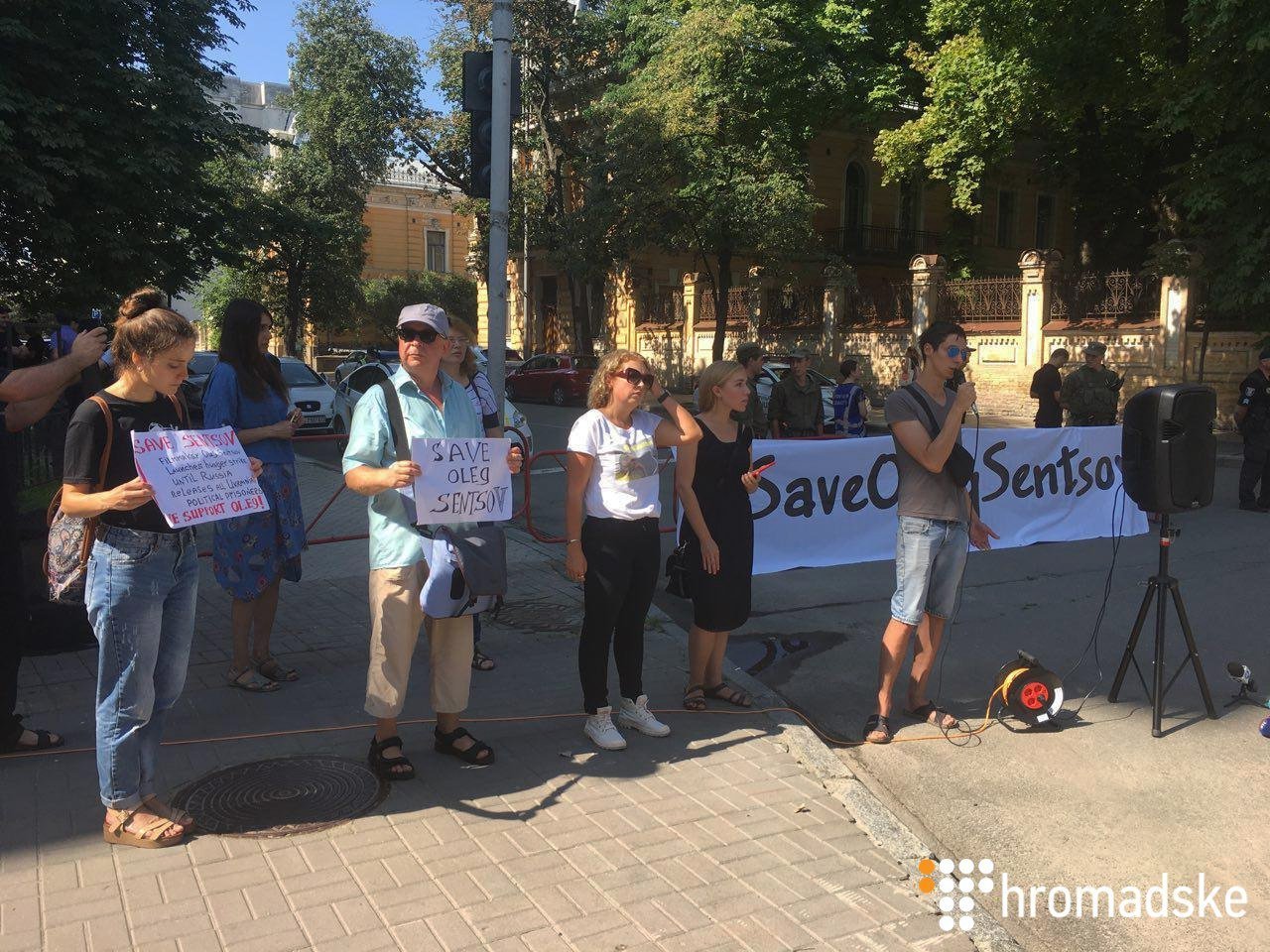 У Києві під Адміністрацією президента активісти влаштували акцію на підтримку Сенцова