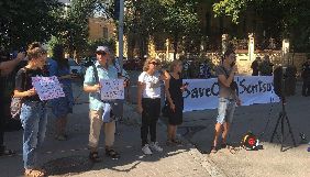 У Києві під Адміністрацією президента активісти влаштували акцію на підтримку Сенцова