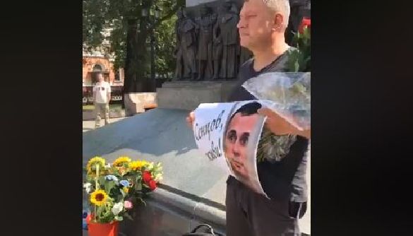 Російський кінокритик Олексій Мєдвєдєв вийшов у Москві на одиночний пікет на підтримку Сенцова
