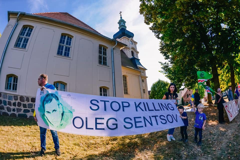 У Німеччині активісти провели пікет на підтримку Сенцова біля замку, де зустрічалися Меркель та Путін
