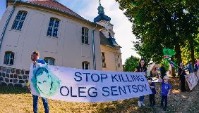 У Німеччині активісти провели пікет на підтримку Сенцова біля замку, де зустрічалися Меркель та Путін
