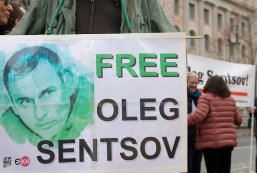 Активісти записали відеозвернення до президента Макрона з проханням допомогти звільнити Сенцова