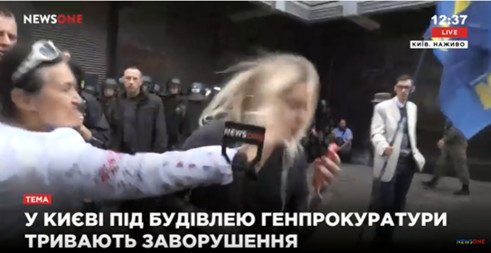 Поліція Києва затримала жінку, яка вдарила журналістку телеканалу NewsOne