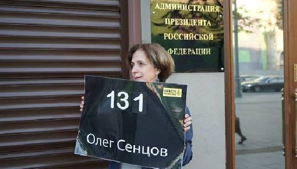 Журналістка із Росії Зоя Свєтова провела одиночний пікет під АП Путіна на підтримку Сенцова