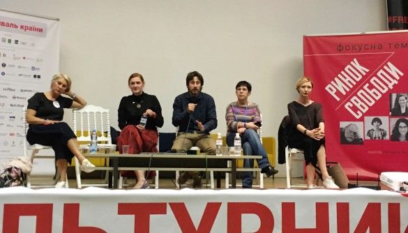 Не замовчувати болючі питання і не працювати на політиків