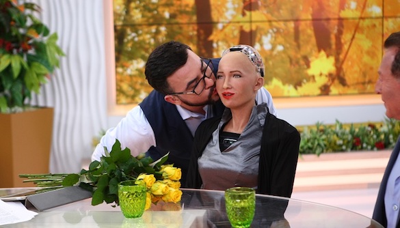 Руслан Сеничкин – первый мужчина, которому робот София разрешила ее поцеловать