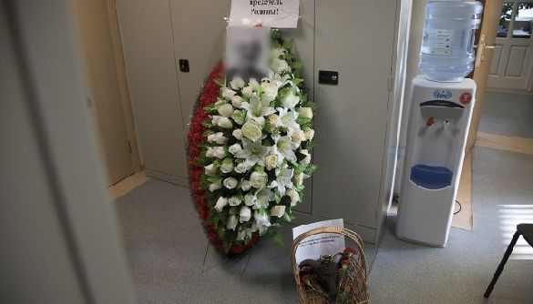 У Москві під офіс «Новой газеты» підкинули поховальний вінок та голову барана