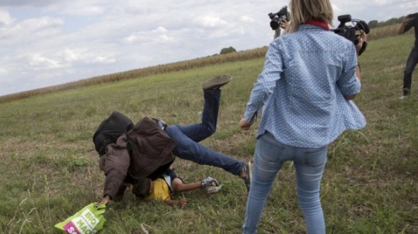 В Угорщині суд виправдав операторку, яка підставила підніжку чоловіку з дитиною на руках