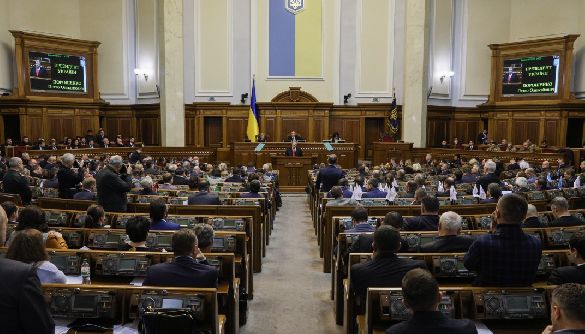 Перемикаючи канали: про що говорили у вечірньому ефірі, очікуючи на воєнний стан