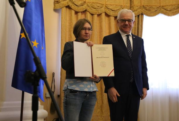 Сестра Сенцова отримала присуджену йому відзнаку «За людську гідність» від МЗС Польщі