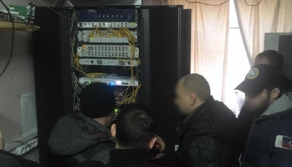 На Львівщині викрито трьох чоловіків, які транслювали на піратському сайті понад 700 каналів – кіберполіція
