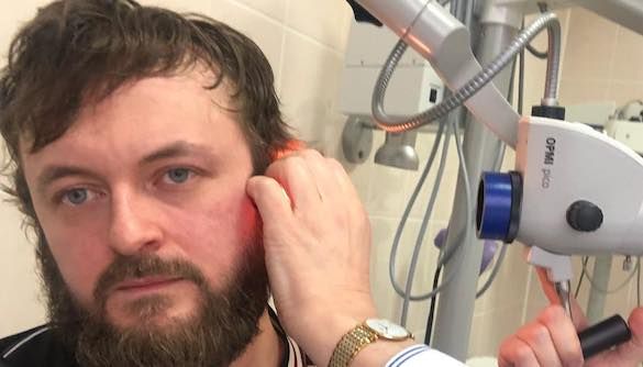 Избитый Dzidzio госпитализирован и боится потерять слух