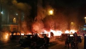 У Парижі біля редакції Le Parisien горіли автівки