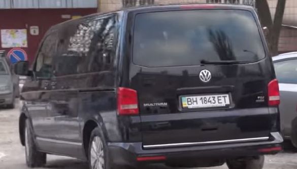 Автомобиль Зеленского ездит в сопровождении микроавтобуса Коломойского - «Схемы»
