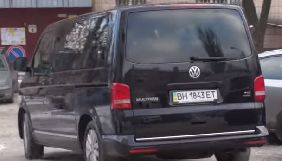 Автомобиль Зеленского ездит в сопровождении микроавтобуса Коломойского - «Схемы»