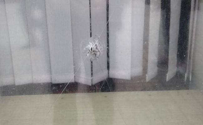 У поліції заявили, що вікно столичної організації НСЖУ пошкоджене не через обстріл