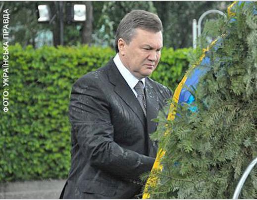 Без цензуры! Януковича накрыло венком. ОБНОВЛЕНО! (ВИДЕО)