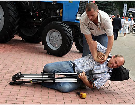 Охрана Януковича завалила журналиста СТБ! (обновлено: ВИДЕО)