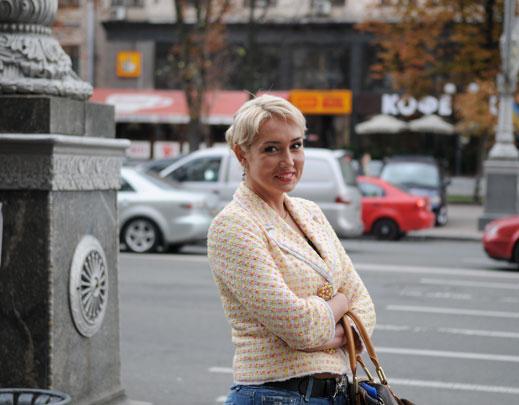 Наталья Розинская убирает за коровами и разыскивает стоматолога из Туниса