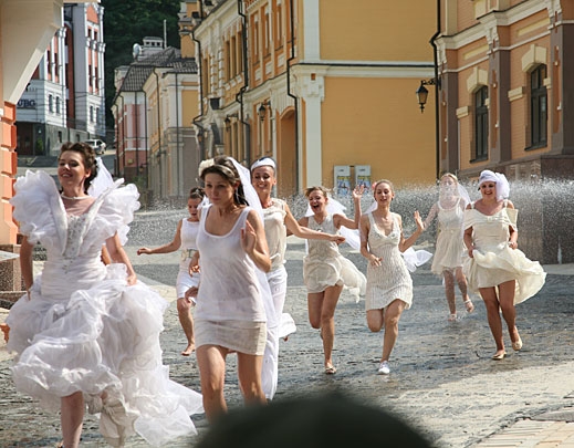 В Киеве невестам устроили бег с препятствиями (ФОТО, ВИДЕО)