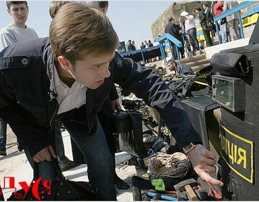 Как охрана Азарова щемила машину журналистов TВі (ВИДЕО)