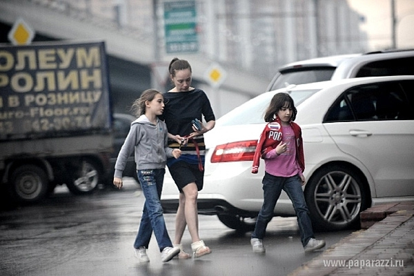 Папарацци засняли Чулпан Хаматову с дочерьми в магазине (ФОТО)