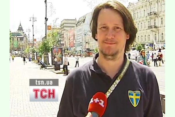 Шведский фанат ищет Николая Азарова с бутылкой пива (ВИДЕО)