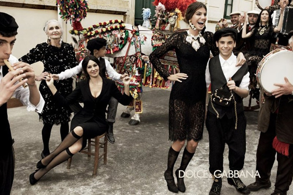 Dolce & Gabbana обновили наряды для павлоградских школьниц (ФОТО)