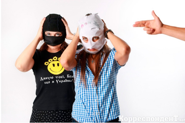 Соломия Витвицкая, Наталка Писня и Юлия Мак-Гаффи нарядились, как Pussy Riot (ФОТО)