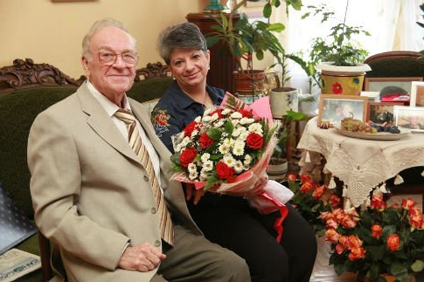 Самый известный диктор СССР отпраздновал 80-летие с молодой любовницей