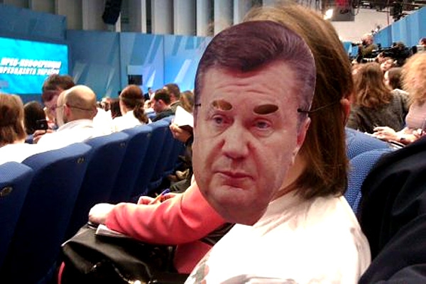 Журналисты сделали из лица Януковича маску (ФОТО)