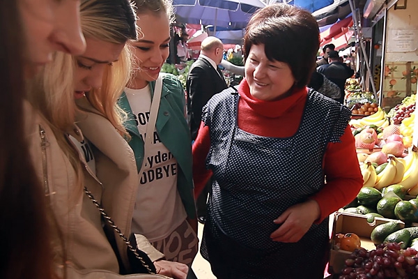Торговки на рынке просят Владимира Кличко не жениться на иностранке (ВИДЕО)