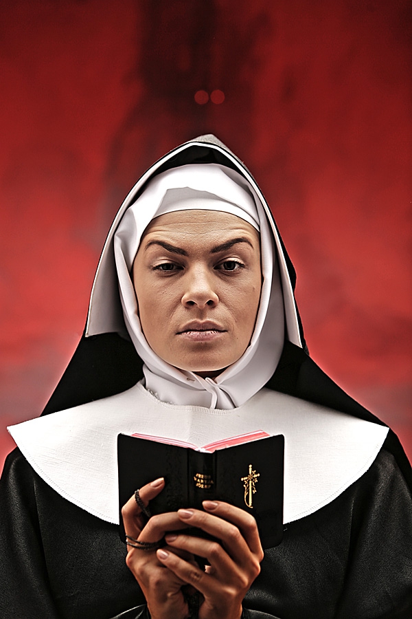 священник и монахиня. бригитки монахини. монах силуан среднеуральский женский монастырь. на коленях перед священником. священник верхом на человеке.