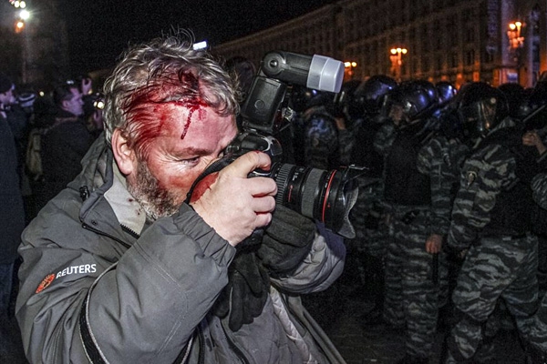 Как «Комсомольская правда» «разоблачала» разгон Майдана и пострадавшего фотографа Глеба Гаранича