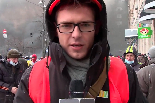 Как работает бесстрашный польский журналист в центре Киева (ВИДЕО)