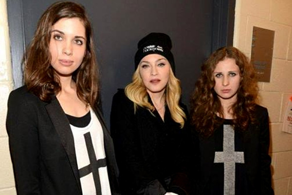Pussy Riot выступит с Мадонной и уже похвастались фотографиями со звездой (ФОТО)