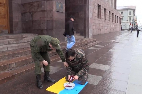 Россиянин с украинским флагом умылся кровью под окнами ФСБ (ВИДЕО)