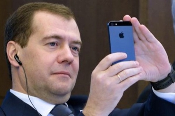 «Айфоня» Медведев решил, что включить мозги бюрократов так же легко, как отключить Facebook и Twitter