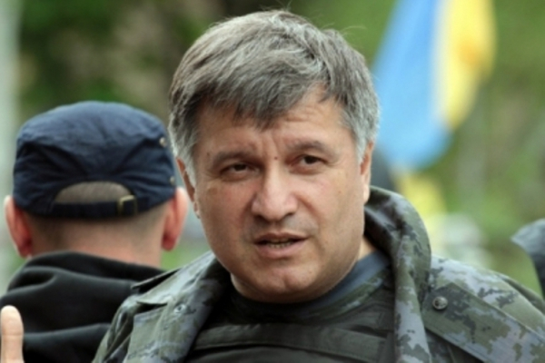 Аваков написал пафосный рассказ о том, как спас Яценюка и журналистов от мины