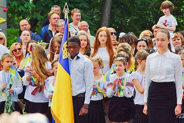 Как украинские медийщики водили своих детей в школу (ФОТО)
