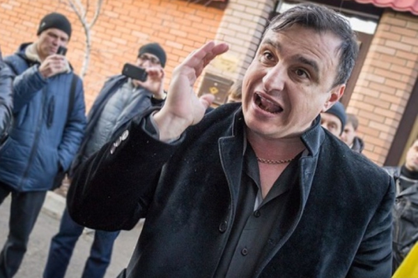 Луганский сепаратист Клинчаев на свободе совсем одичал и начал нападать на киевских журналистов (ВИДЕО)